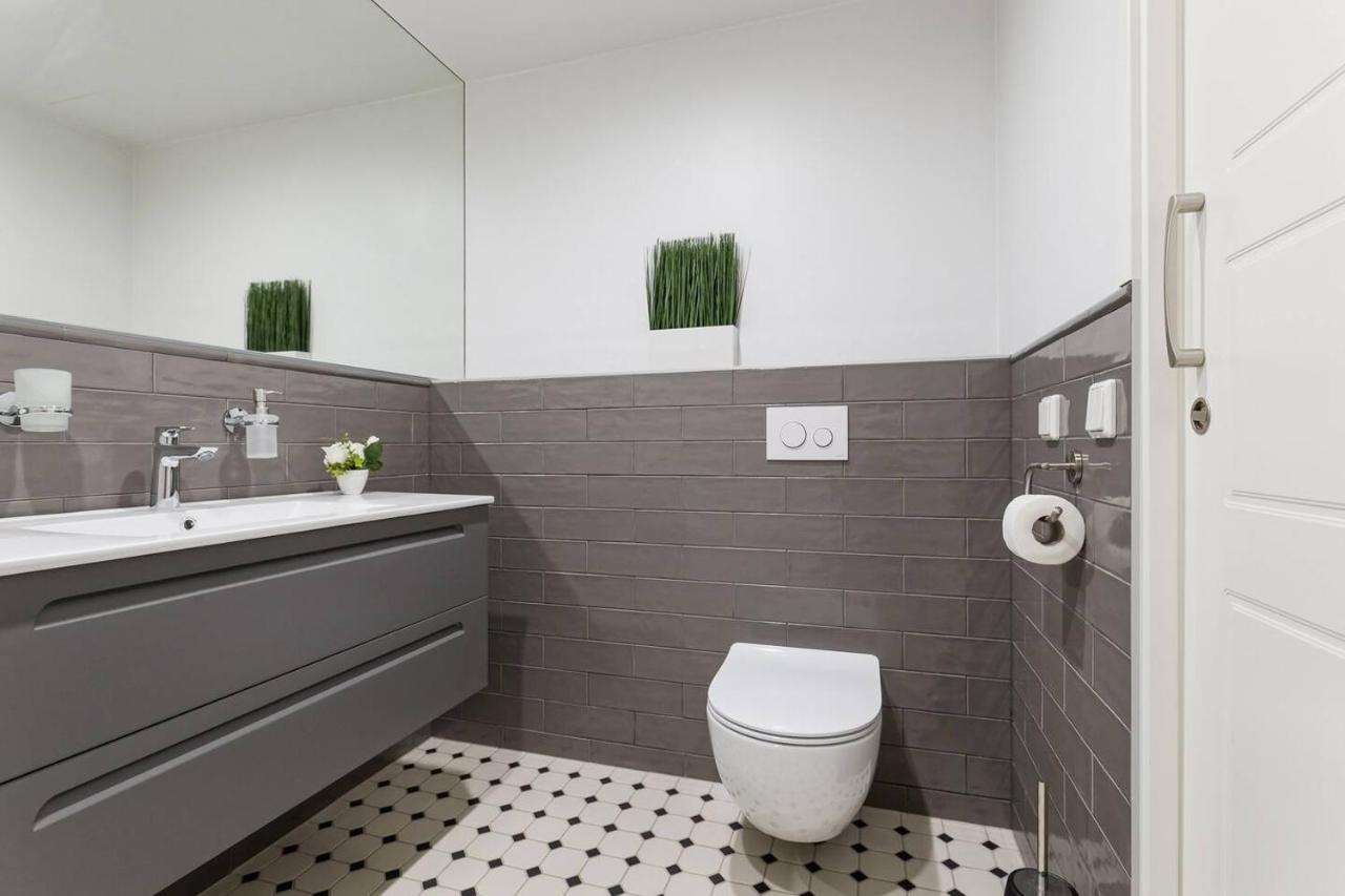 Central Apartments, Quiet With Free Parking And Ac. Reval Esterno foto