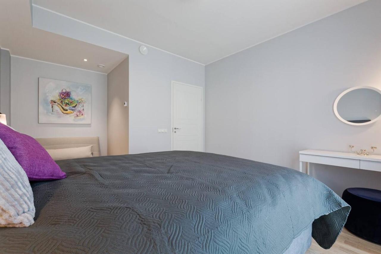 Central Apartments, Quiet With Free Parking And Ac. Reval Esterno foto