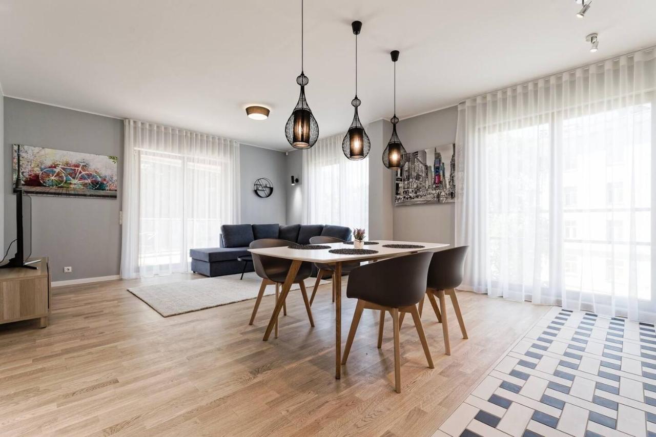 Central Apartments, Quiet With Free Parking And Ac. Reval Esterno foto