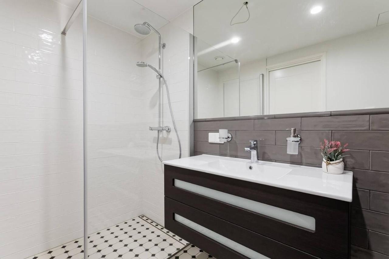 Central Apartments, Quiet With Free Parking And Ac. Reval Esterno foto