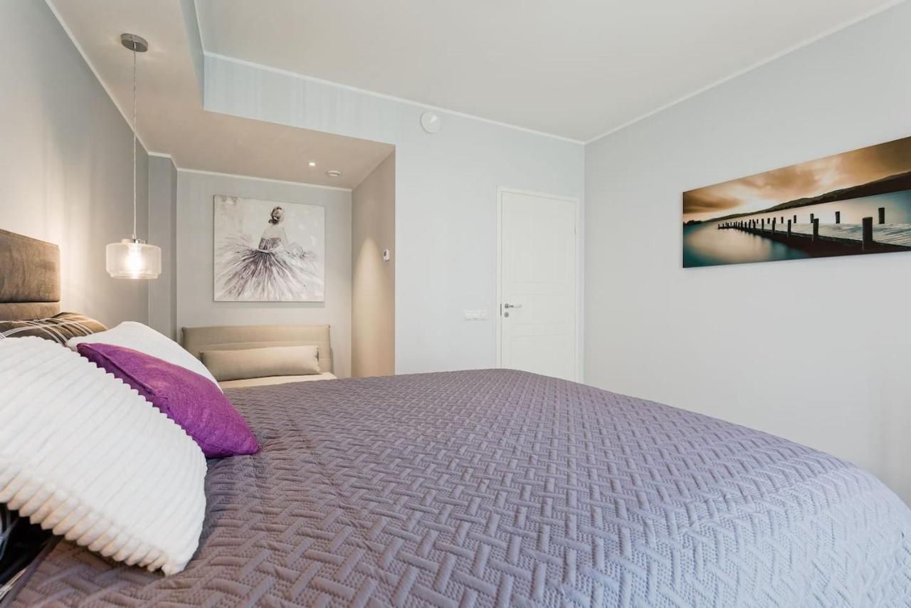 Central Apartments, Quiet With Free Parking And Ac. Reval Esterno foto