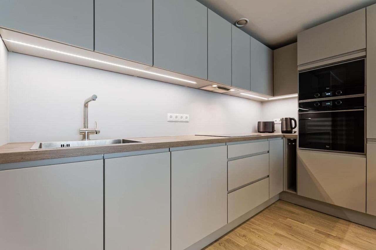 Central Apartments, Quiet With Free Parking And Ac. Reval Esterno foto
