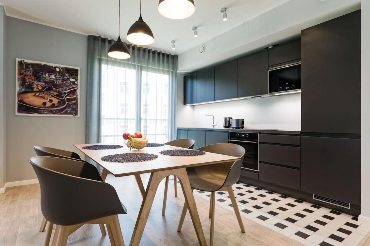 Central Apartments, Quiet With Free Parking And Ac. Reval Esterno foto