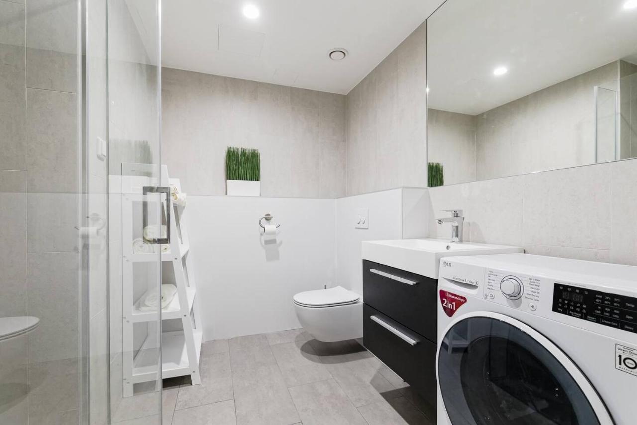 Central Apartments, Quiet With Free Parking And Ac. Reval Esterno foto