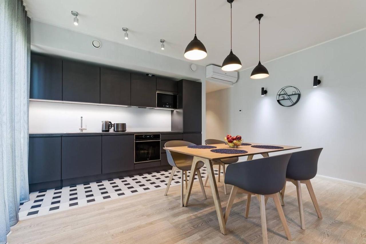 Central Apartments, Quiet With Free Parking And Ac. Reval Esterno foto