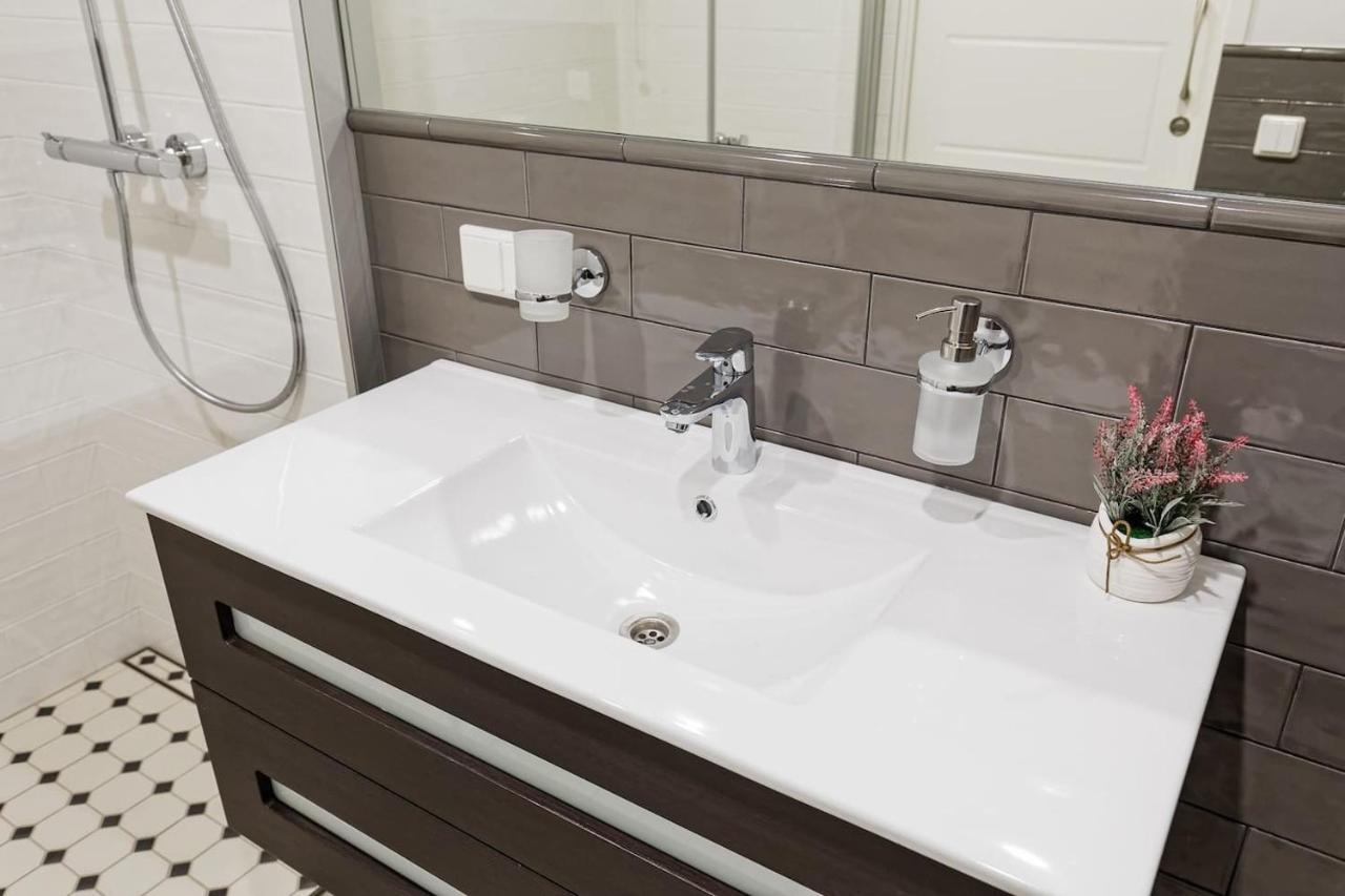 Central Apartments, Quiet With Free Parking And Ac. Reval Esterno foto